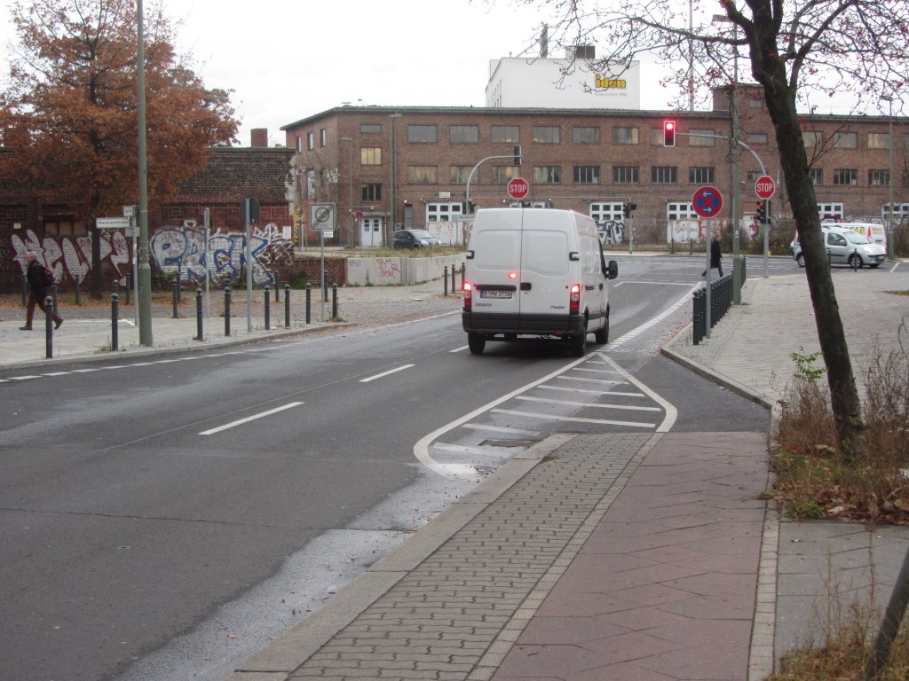 Fahrradstreifen und Überholabstände: Bleibt jeder in seiner Spur, so fehlen Sicherheitsabstände, die auf Fahrbahnen ohne derartige Radstreifen vorgeschrieben sind. Radfahrer werden durch solche Radstreifen gefährdet. 25.11.2012, Berlin Schöneberg, Torgauer Straße