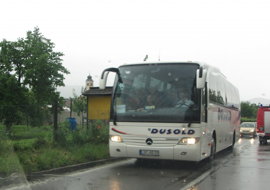 Foto bei Regen aus dem Auto, Mercedes Benz Tourismo von DUSOLD,in der Wachau/Wsendorf/Niedersterreich,2.6.2013.