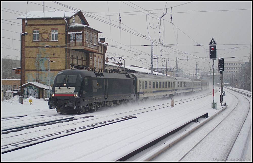 Für DB Fernverkehr ist ES 64 U2-001 / 182 501 hier am Berlin-Warschau-Express im Einsatz, der am 29.12.2010 von Berlin Gesundbrunnen kommend am S-Bahnhof Greifswalder Straße vorbei fährt.