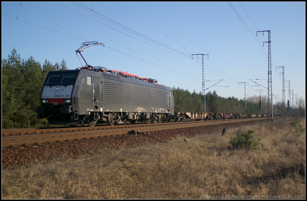 Fr DB Schenker ist ES 64 F4-844 / 189 844-4 mit leeren Containertragwagen im Einsatz (NVR-Nummer 9180 6189 844-4 D-DISPO, gesehen Berlin Wuhlheide 22.03.2012)