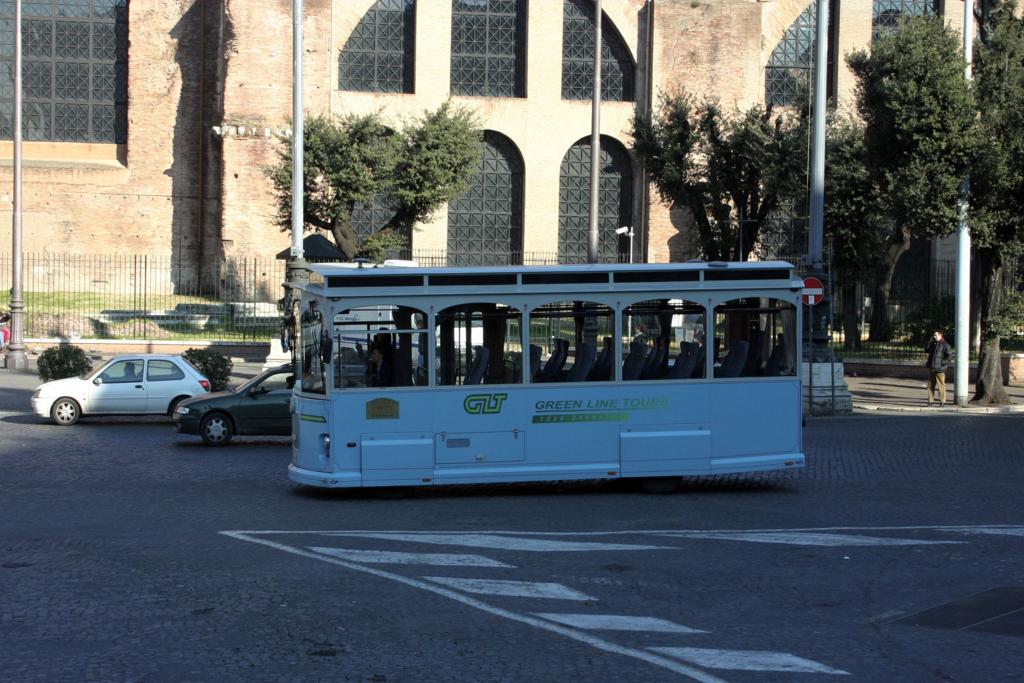 Fr diesen  Bus , ein einer Straenbahn nachempfundenen Stadtrundfahrt
Fahrzeug habe ich keine Typenbezeichnung gefunden. In Rom sah ich diese
 Trambahn  am 9.1.2006 im Stadtverkehr.