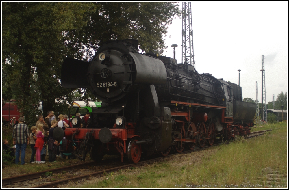 Für Führerstandsmitfahrten stand 52 8184-5 für Klein und Groß bereit (gesehen 10.09.2011 beim 8. Berliner Eisenbahnfest Bw Schöneweide)