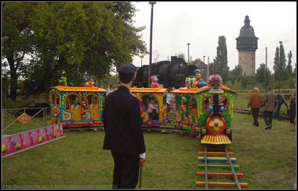 Fr die ganz Kleinen war diese kleine Eisenbahn aufgebaut (gesehen 10.09.2011 beim 8. Berliner Eisenbahnfest Bw Schneweide)