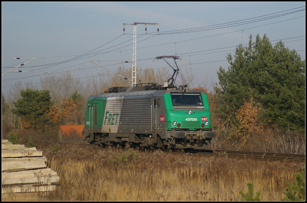 Für die HSL Logistik GmbH ist 437029 im Einsatz. Hier solo am 14.11.2012 in der Berliner Wuhlheide