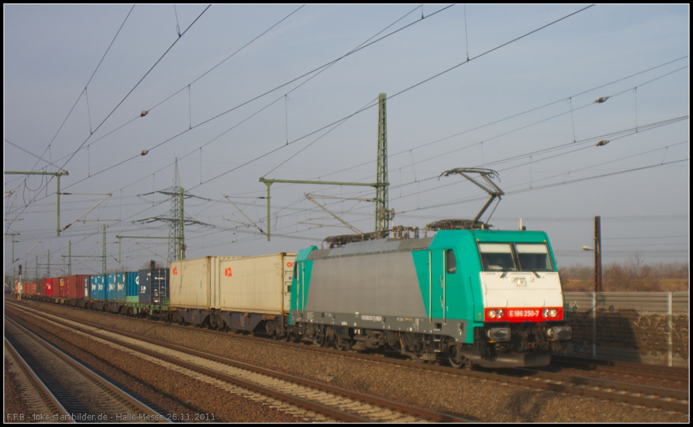 Für ITL ist E 186 250-7 im Einsatz. Mit reichlich Container ist sie am 26.11.2011 Höhe Halle Messe unterwegs (NVR-Nummer: 91 80 6186 250-7 D-RBSAF, ex Locomotion, ex RTS, Angemietet von RBS Asset Finance Europe Limited [GB])