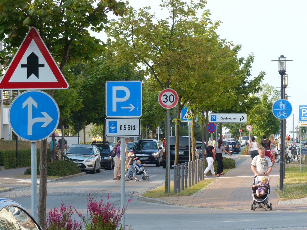 Gemeinsamer Geh- und Radweg. Hier sind alle Kriterien erfüllt, die eine Benutzungspflicht für Radfahrer rechtfertigen. Wenig Kfz-Verkehr, Tempo 30, Geschwindigkeitsbarrieren - klar stellt sich eine besondere Gefahrenlage heraus. Kühlungsborn, 07/2013