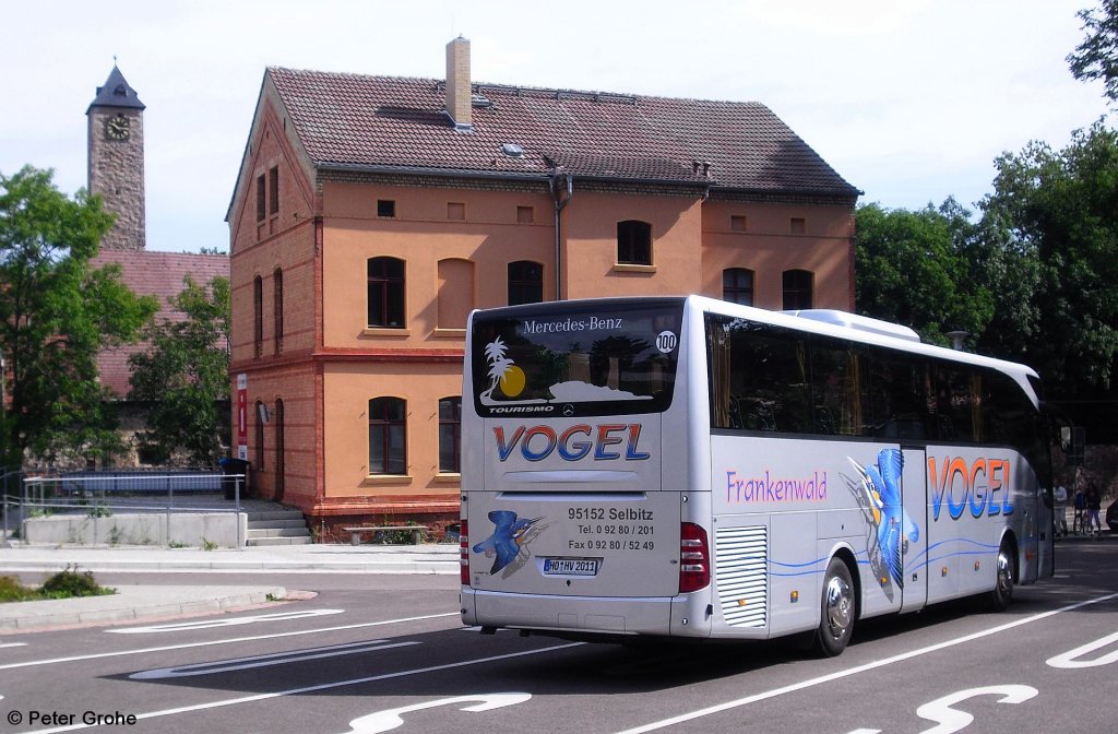 Halle Giebichenstein Mercedes der Firma Frankenwald-Vogel - Omnibusverkehr GmbH & Co. KG Selbitz, fotografiert auf dem Parkplatz der Burg Giebichenstein am 16.07.2011