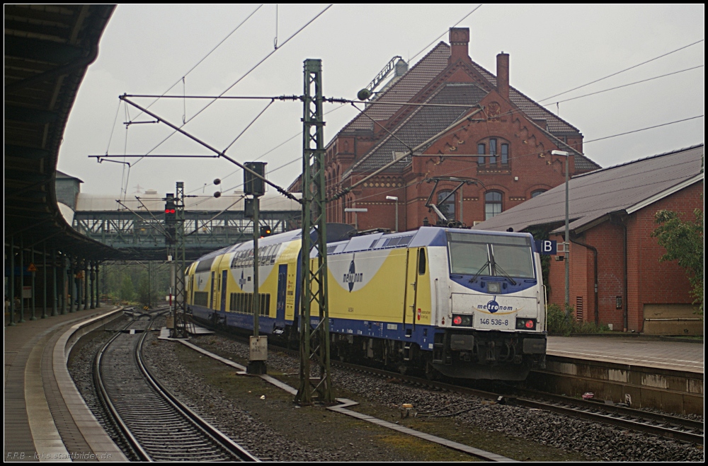 Hamburg-Harburg wird hauptsächlich von metronom-Zügen bedient. Am 27.08.2011 schiebt ME 146 536-8 den MEr 81913 nach Hamburg Hbf.