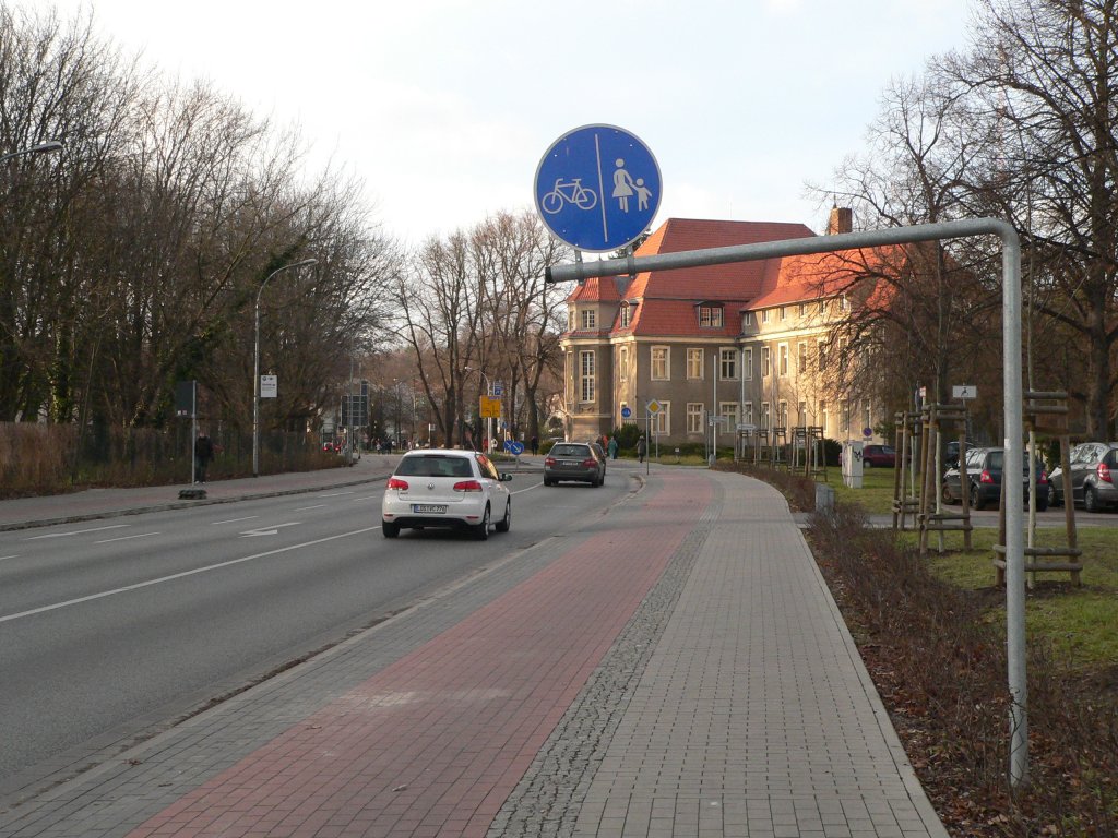 Helmpflicht f�r Radfahrer - ein hei� diskutiertes Thema. Das hier zu sehende Radwegschild h�ngt sehr tief, der Helm sch�tzt. Beim �blichen Radwegeunfall - Radfahrer landen unter rechtsabbiegenden Lkw - ist die Schutzwirkung des Helmes hingegen eher gering. K�nigs Wusterhausen, 10.12.2011