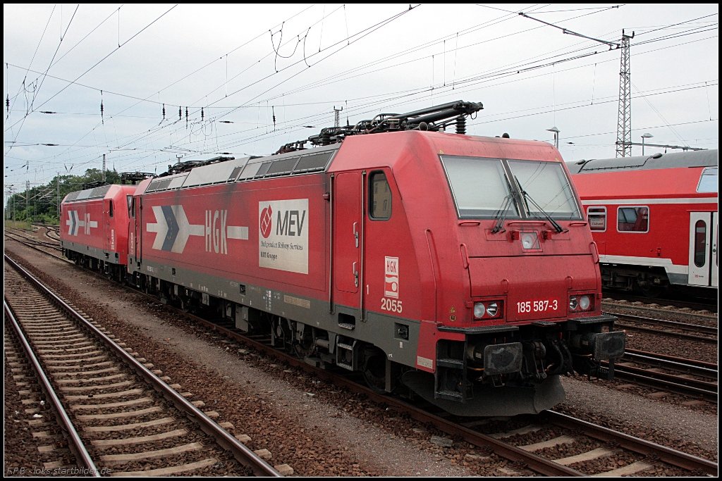 HGK 2055  MEV  mit HGK 2002 / 185 587-3 in der Sonntagsruhe (gesehen Angermünde 12.06.2010)