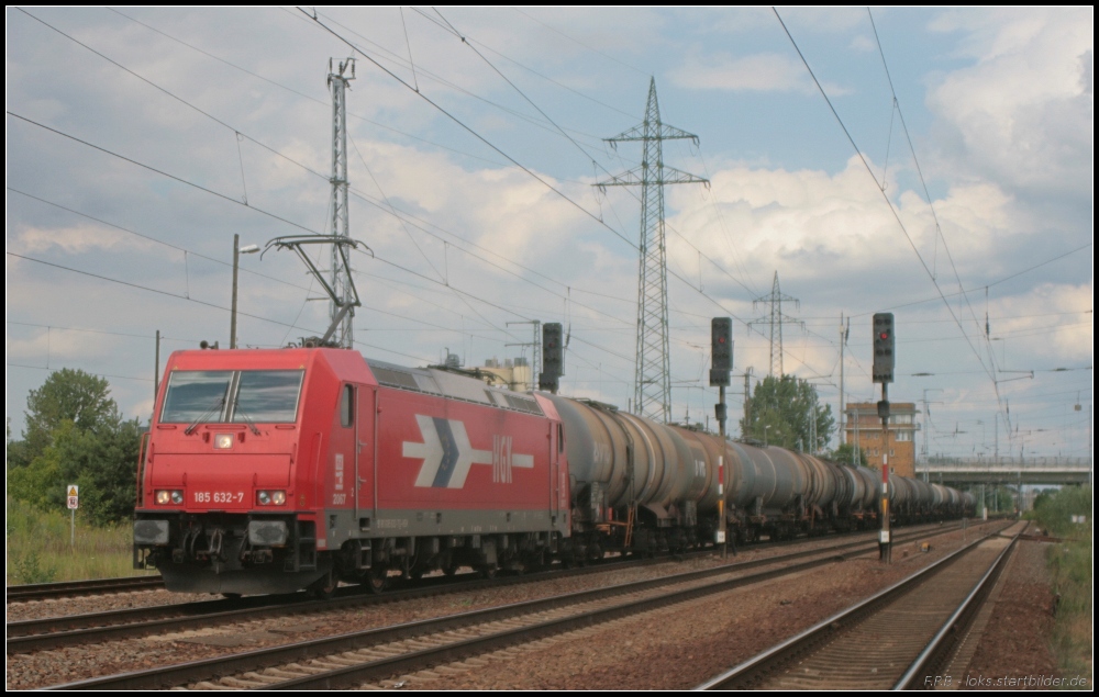 HGK 2067 mit einem Kesselzug (NVR-Nummer: 91 80 6185 632-7 D-HGK, gesehen Berlin Schnefeld Flughafen 10.07.2011)