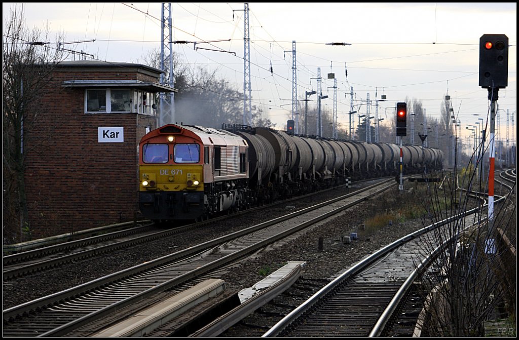 HGK DE 671 / 266 071-0 mit Kesselwagenzug Richtung Norden (geleast ber HSBC Rail, Berlin Karow 25.11.2009)