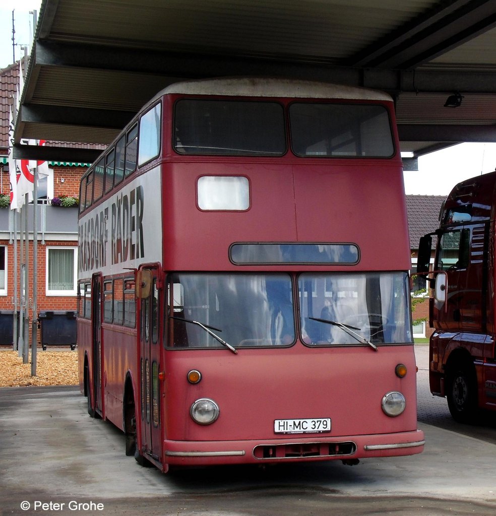 hier noch die Frontpartie des historischen Doppelstockbusses, der als Werbeobjekt f�r R�der auf dem Gel�nde der Fa. Grasdorf Wennekamp GmbH steht, fotografiert am 22.07.2012 in Sottrum

