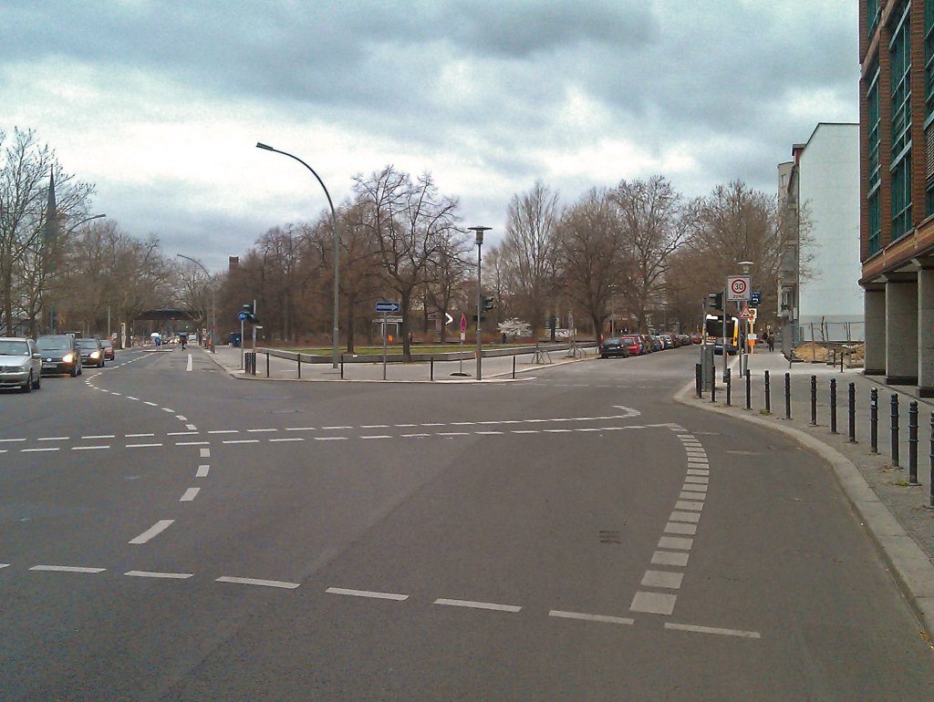 Hier teilt sich an einer Ampelkreuzung die L�ckstra�e in Berlin in die Fortsetzung L�ckstra�e (rechts, wenig Verkehr) und N�ldnerstra�e (links, Hauptfahrstrom) F�r den Radfahrer ist eine Fortsetzung ohne Gefahr scheinbar nur in die L�ckstra�e m�glich, die N�ldnerstra�e mit ihrem benutzungspflichtigen Radstreifen erreicht man nur, wenn man sich erst mit dem Linksabbiegerverkehr auseinandersetzt und gleich darauf mit dem (deutlich st�rkeren) Fahrzeugstrom in die N�ldnerstra�e zw�ngt. 