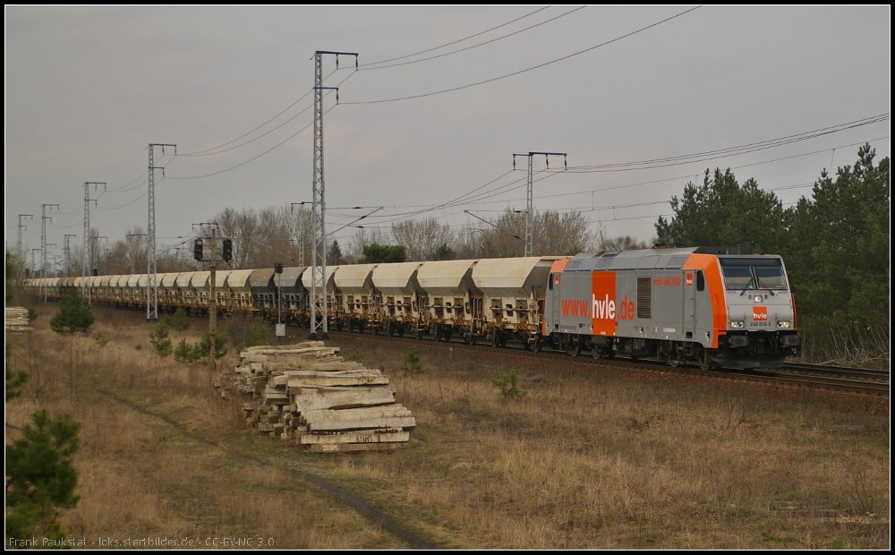 hvle 246 010 mit Fcs-Wagen am 17.04.2013 in der Berliner Wuhlheide