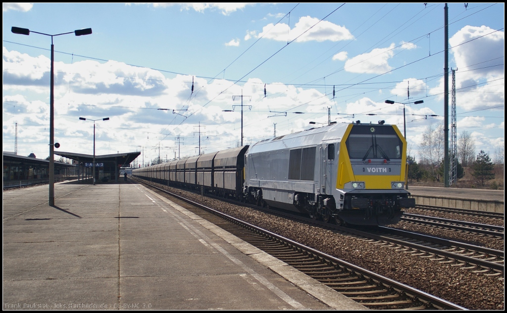 HVLE 263 004 mit einem Erzzug am 07.04.2013 in Berlin Schnefeld Flughafen (NVR-Nummer 92 80 1263 004-4 D-DWK)