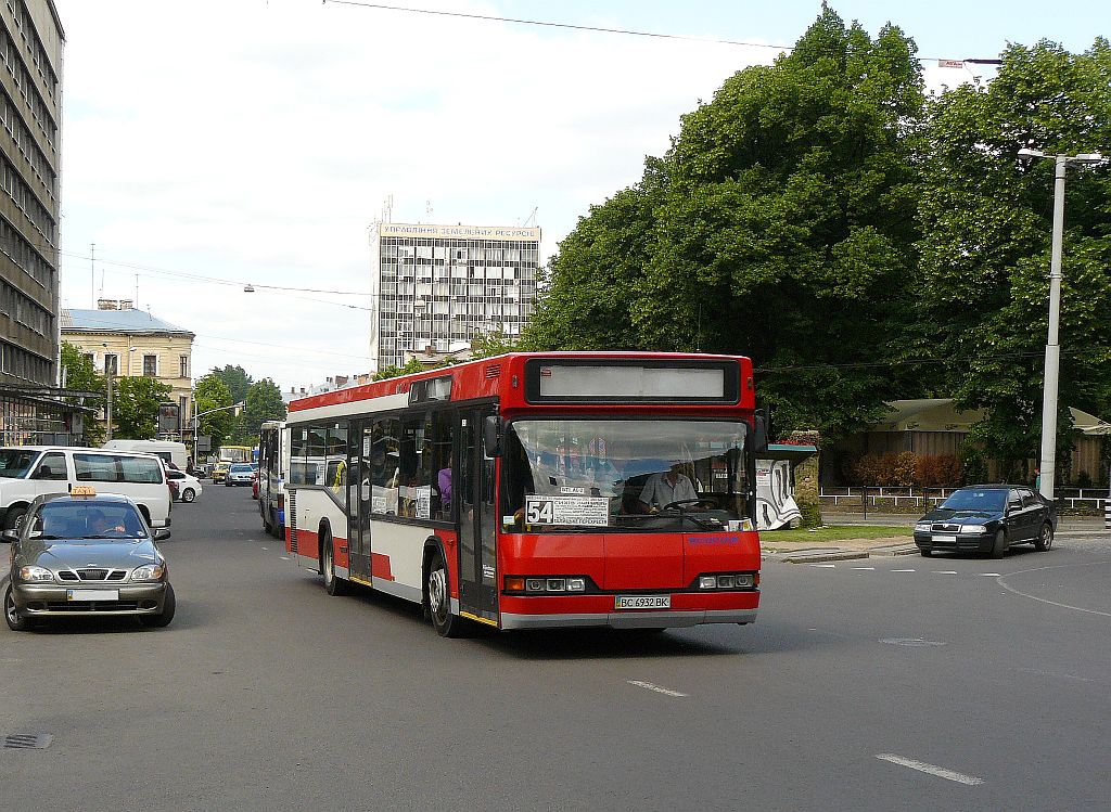 Ich vermutte eine Neoplan N4016. Prospekt Vyacheslava Comovola, Lviv, Ukraine 25-05-2012.