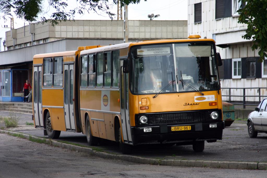 IKARUS Gelenkbus am Bahnhof in der ungarischen Kleinstadt Mezkvesd
unweit der ungarischen Puszta am 29.8.2005.