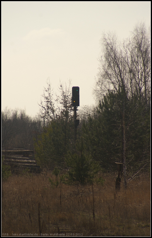 Im alten Rbf Wuhlheide scheinen die Signale noch zu funktionieren. Doch Halt, durch die tiefstehende Sonne werden die Glser ausgeleuchtet (gesehen Berlin Wuhlheide 22.03.2012)