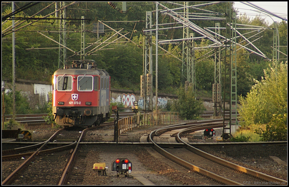 Im Gleisvorfeld von Hamburg-Harburg stand am 27.08.2011 SBB cargo 421 373-2 kalt abgestellt.