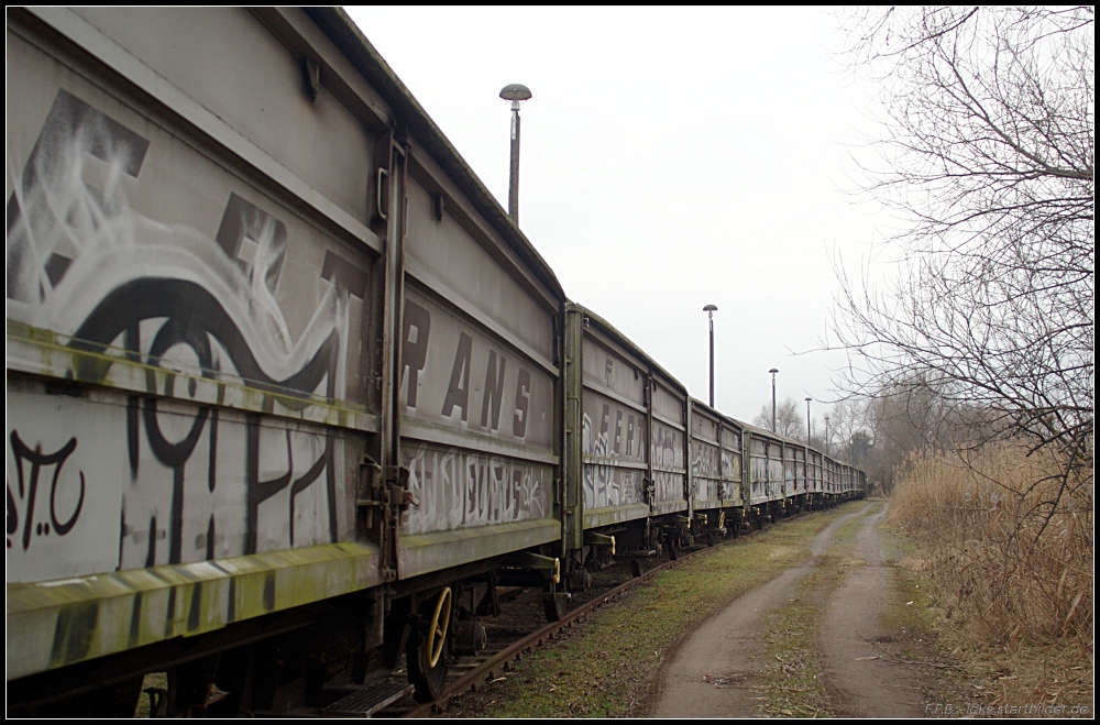 Im Rangierbahnhof stehen viele Gterwagen seit Jahren abgestellt. Diese Schiebewandwagen besitzen sogar keine Landes- und Halterkennung mehr (gesehen Brandenburg Hbf 19.02.2011, Fotostandort ffentlich zugnglich)