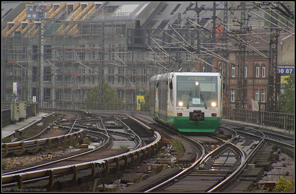 Im typischen Gewirr aus Oberleitung, Masten und Gersten der Berliner Stadtbahn fhrt erstmalig VT 36 und VT 39 der Vogtlandbahn als VX 83190 nach Bln.-Zoo. Durch Vandalismusschden konnte nicht das bliche Desiro-Doppel fahren (NVR-Nummer 95 80 0654 036-2 D-VBG, Duewag 1996/91487, gesehen Berlin Friedrichstrae 26.09.2010)