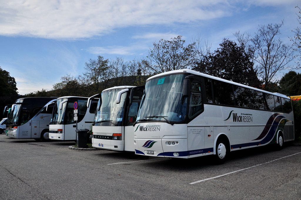 Im Vordergrund ein VDL BOVA von WICK Reisen aus der Schweiz,Krems,Oktober 2012.