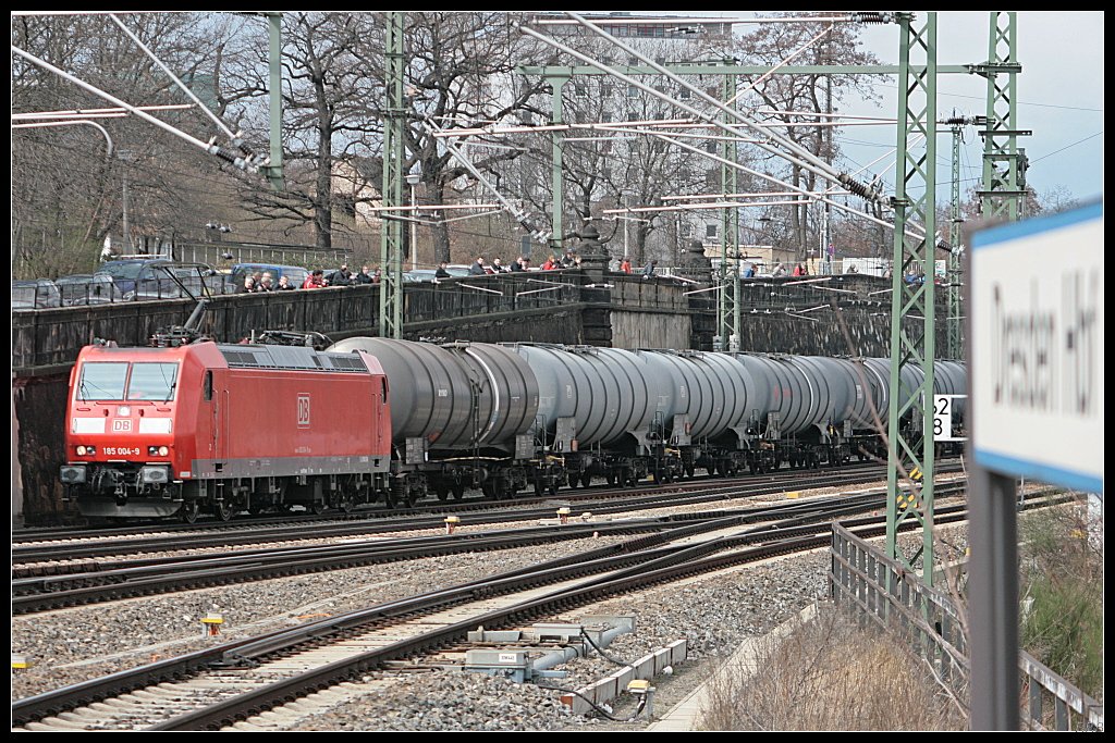 In Diensten von RBH Logistics war 185 004-9 mit reichlich Tankwagen, das Ende verschwindet in der Kurve (Dresden Hbf 27.03.2010)