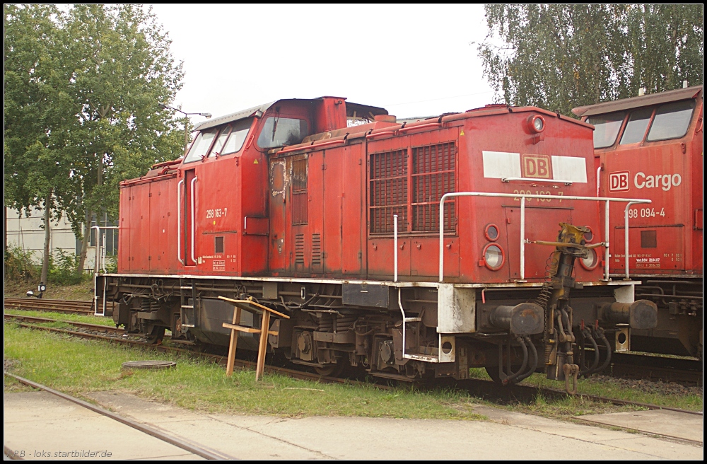 In schlechten Zustand zeigt sich DB 298 163-7 auf einem der Zufhrgleise zum Bw (gesehen Bw Cottbus 05.10.2010)