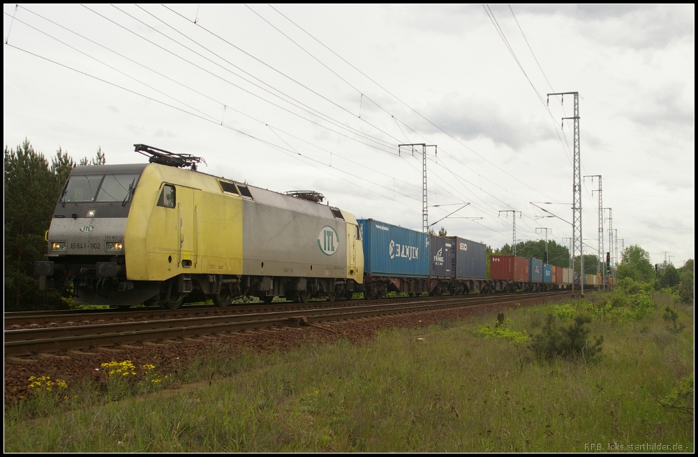 ITL 152 902-3 mit Container in der Berliner Wuhlheide (ES 64 F-902, gesehen 10.05.2012)