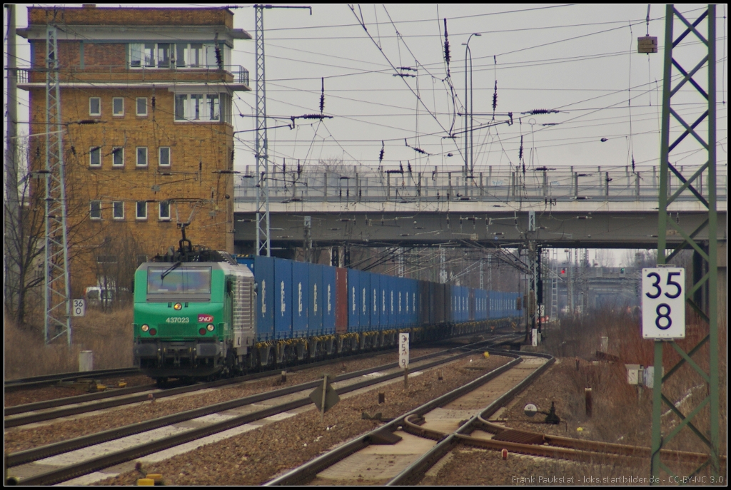 ITL 437023 mit einem Container-Zug am 03.04.2013 in Berlin Schönefeld Flughafen