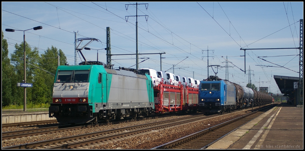 ITL E 186 132 fhrt am 24.07.2012 mit neuen Autos an der wartenden 185 526 in Berlin Schnefeld Flughafen vorbei