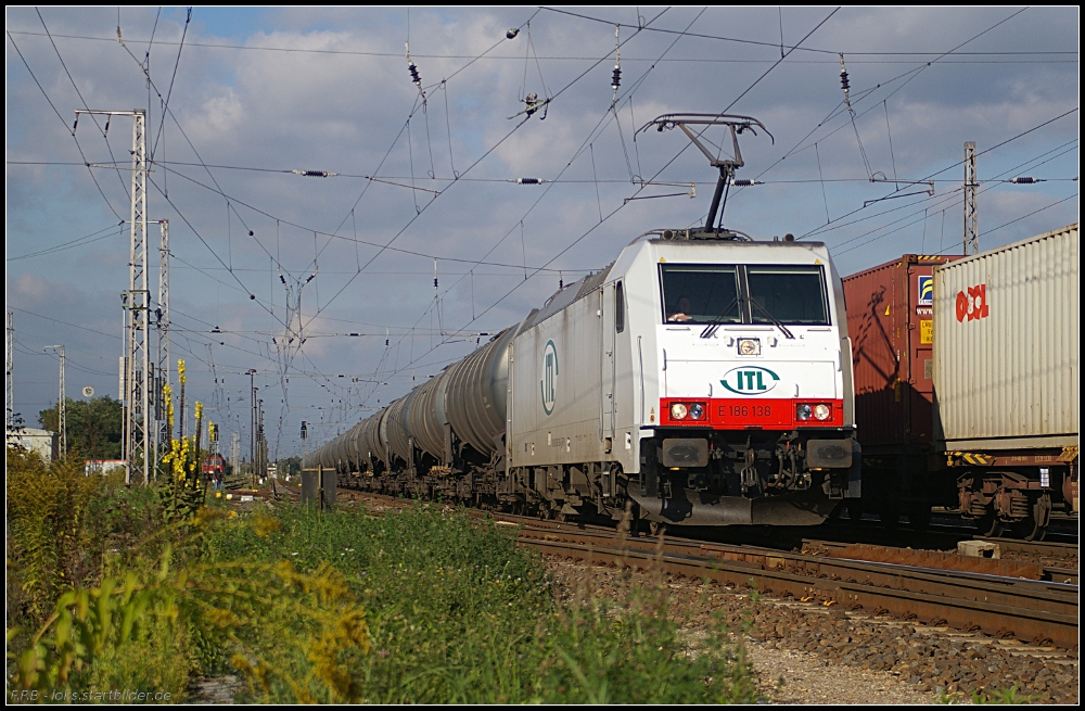 ITL E 186 138 mit einem Kesselzug nach Senftenberg unterwegs (NVR-Nummer: 91 80 6186 138-4 D-ITL, ex Crossrail, ex DLC, ex IGT, gesehen Wustermark-Priort 01,10,2010)