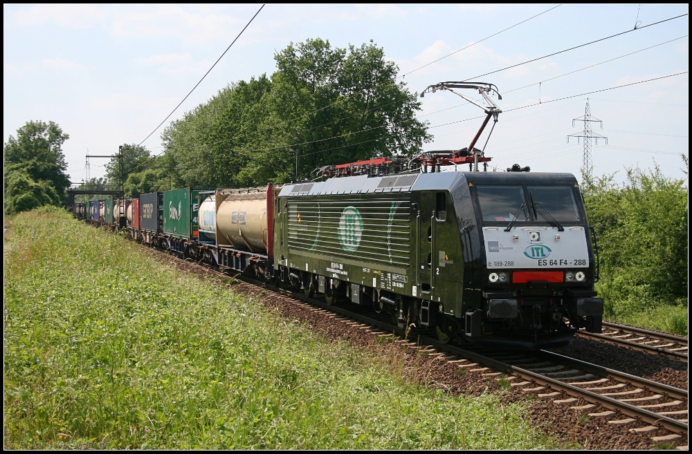 ITL ES 64 F4-288 / 189 288 mit neuem Logo an den Seiten und Containerzug (Eigentum MRCE, gesehen Lehrte-Ahlten b. Hannover 24.06.2010)