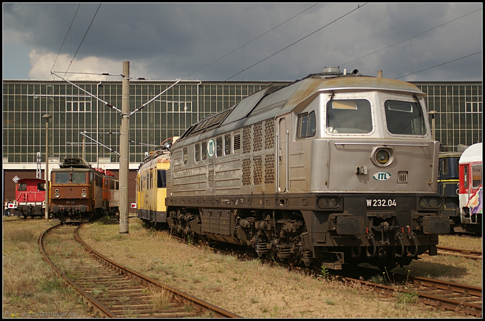 ITL W 232.04 / 232 004 steht vor den Hallen des Bahnwerks (gesehen Tag der offenen Tür NETINERA Bahnwerk Neustrelitz 17.06.2011)