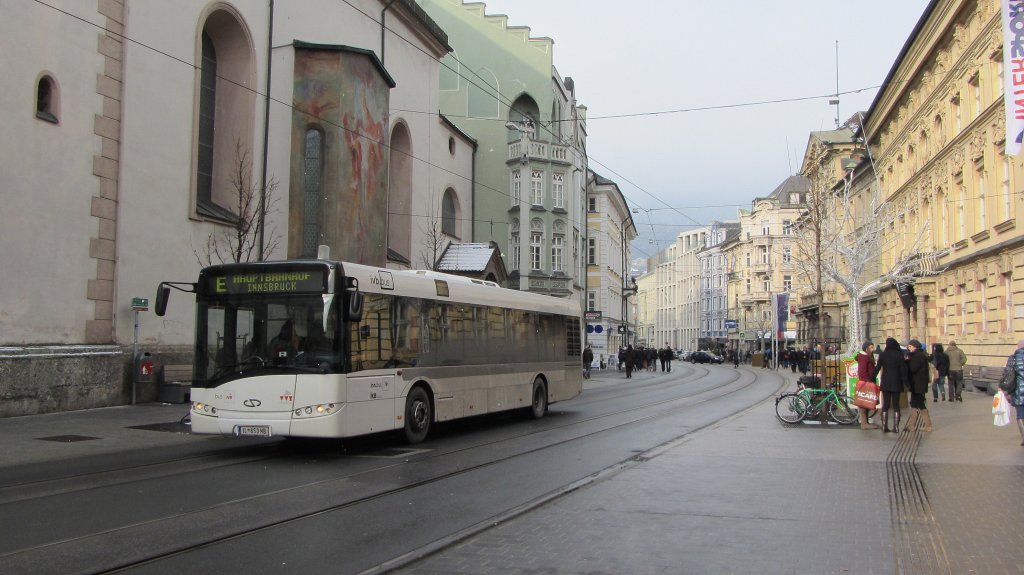 IVB Solaris Urbino 12 auf der Linie E nach Hauptbahnhof an der Haltestelle Anichstrae/Rathausgalerien am 8.12.2012.