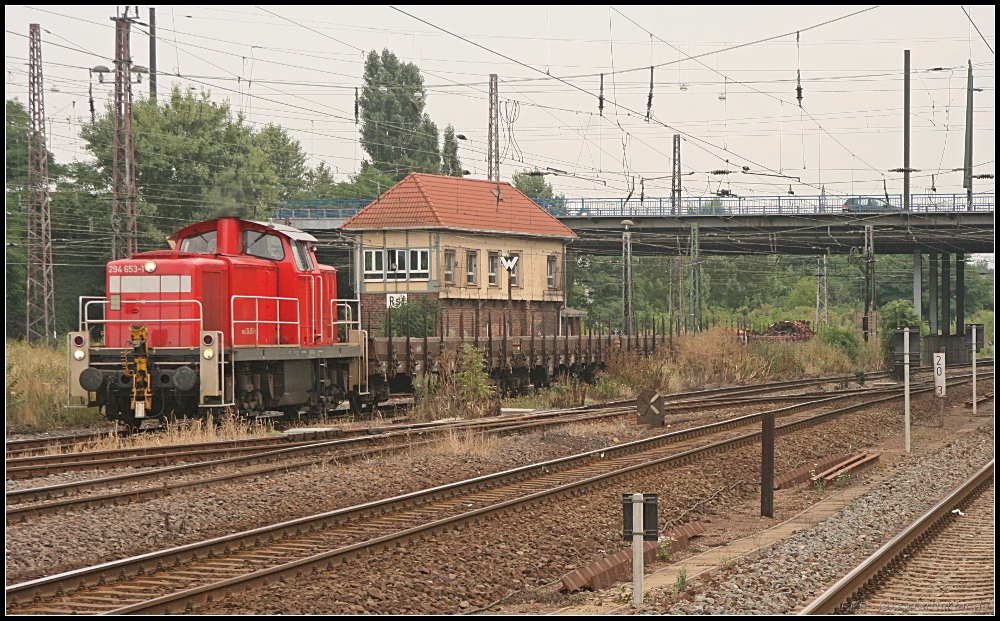 Keine Probleme hatte DB Schenker 294 653-1 mit den leeren Rungenwagen (gesehen Magdeburg Eichenweiler 09.08.2010)