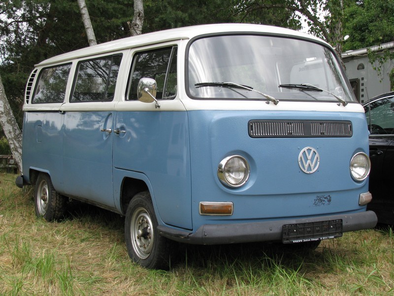 Kleinbus VW T 2 fotografiert beim 11. Perleberger Oldtimer- und Militrfahrzeugtreffen, Flugplatz Perleberg [12.07.2009]
