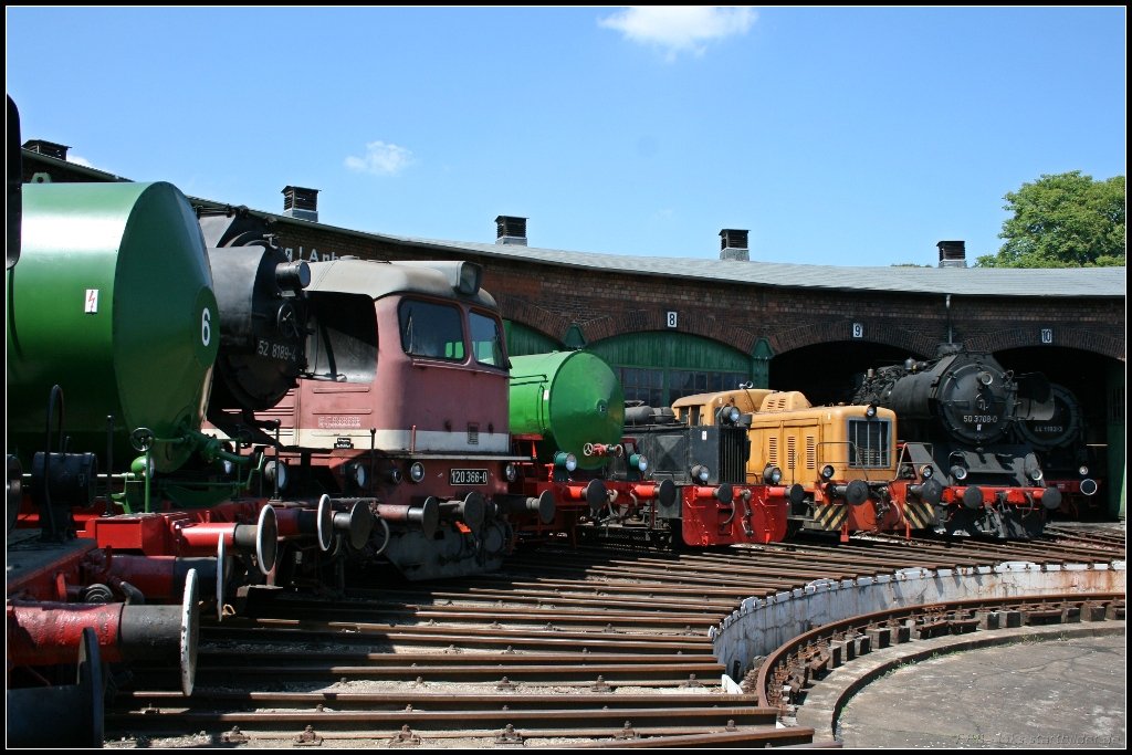 Kleiner Rundblick auf die Fahrzeuge der Stafurter Sammlung: Dampfspeicherlok Nr 6, 52 8189-4, 120 366-0, Dampfspeicherlok des ehem. VEB Energiekombinat Magdeburg, die K II 100 617-0, eine unbekannte Dieselkleinlok, 50 3708-0 und ganz rechts lugt aus dem Schatten des Ringlokschuppens 44 1182-3 hervor (Dampflokfest im Traditionsbahnbetriebswerk Stafurt, gesehen Stafurt-Leopoldshall 05.06.2010)