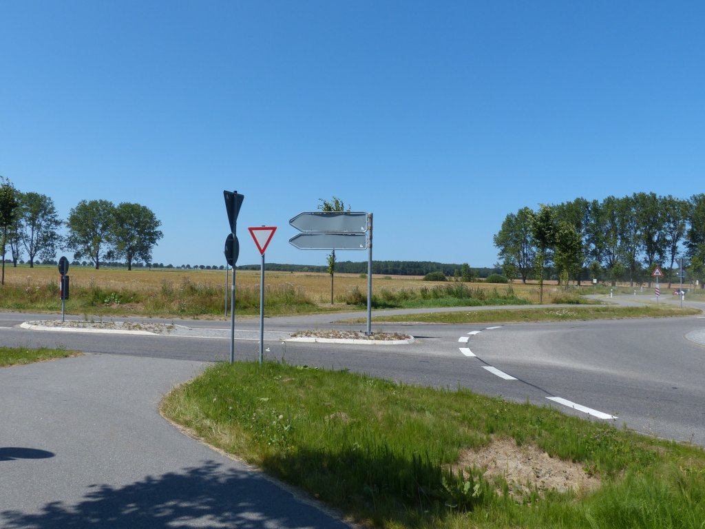 Kreisverkehr und Radweg: Als man den Kreisverkehr in Deutschland (wieder) einf�hrte, hat man keine weiteren Regeln f�r Radfahrer auf den umkreisenden Radwegen bzw. f�r Fu�g�nger definiert. 

Und so biegt ein aus dem Kreisverkehr ausfahrendes Fahrzeug ab und muss dabei Fu�g�nger und Radfahrer durchlassen, w�hrend ein in den Kreisverkehr einfahrendes Fahrzeug diese Pflichten nicht hat, da es nicht abbiegt. 

Au�erorts wird in Kreisverkehren auf den Radwegen gerne ein  Vorfahrt gew�hren  installiert. Wartepflichtig sind nun sowohl aus dem Kreisverkehr ausfahrende Fahrzeuge als auch Radfahrer auf dem Radweg.

Zwischen K�hlungsborn und Bad Doberan, 07/2013