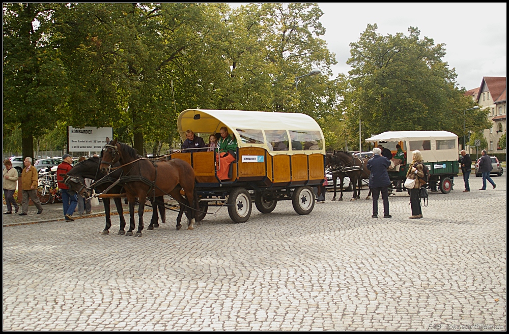 Lange Zeit gab es nur die Pferdekutsche und so ging es auch mit dem 2 PS starken Shuttle vom S-Bahnhof Hennigsdorf zum Bombardier-Werk (Tag der offenen T�r Bombardier Hennigsdorf 18.09.2010)