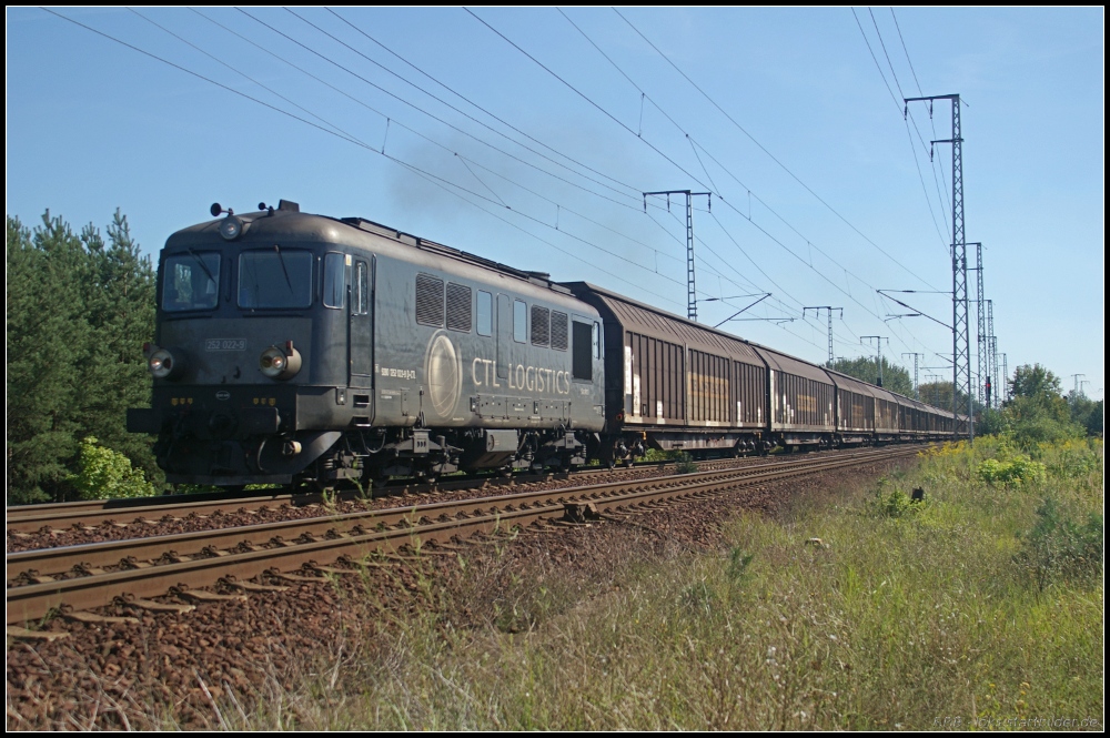 Lautstark klappernd machte sich CTL 252 022-9 / ST43 R-013 bemerkbar. Es hörte sich an als ob der Dieselmotor nicht mehr auf allen Zylindern lief. Mit Schiebewandwagen ging es am 20.08.2011 durch die Berliner Wuhlheide nach Nauen (NVR-Nummer 92 80 1252 022-9 D-CTL)