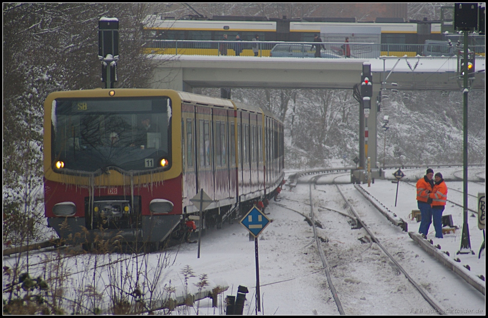  leer  und  Nordbahnhof , so stand es an den Anzeigen am Bahnsteig. Da wollte man schon wissen welcher Zug da kommt. So entpuppte sich  leer  als S8, ein Tauschzug aus der Hw Schöneweide, der bis zum Endhalt nach Nordbahnhof als Fahrgastzug geführt wurde. Hier am 30.12.2010 kurz vor der Einfahrt in den S-Bahnhof Berlin Prenzlauer Allee.