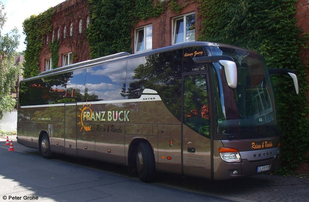 Leider im Schatten, dafr aber mit schnem Spiegelbild in den Scheiben: Setra 415 GT-HD von Franz Buck Reisen und Radeln aus Weilheim, fotografiert in Wernigerode am 09.06.2012