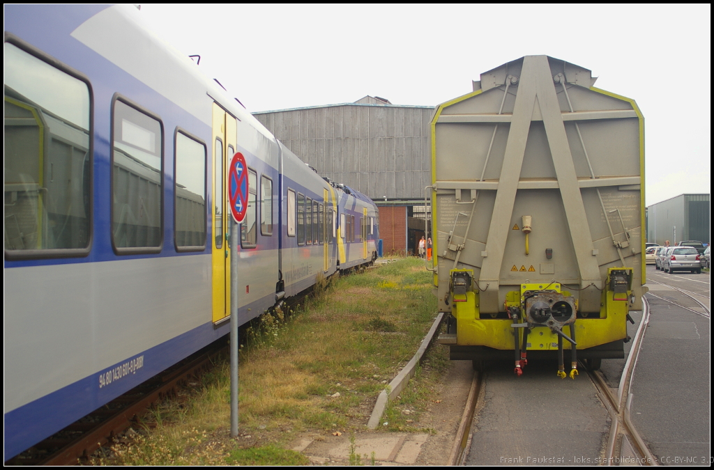 Links wird der Stadler FLIRT3 der Bayrische Oberlandbahn GmbH nach der Ankunft am 07.08.2013 in Berlin-Reinickendorf sofort in die Halle geschoben. Dieser Triebzug (ET 301) wird nach der Auslieferung im Netz Rosenheim fahren. Rechts steht der Schutzwagen der Gattung Habfis von Railadventure mit Universalkupplung