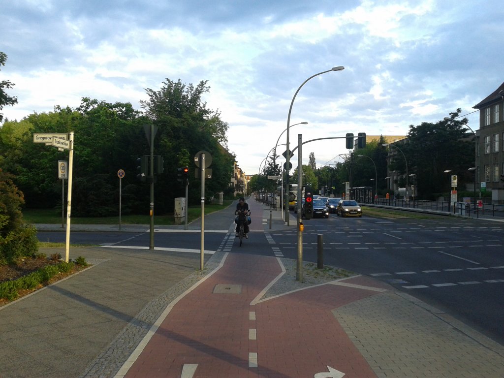 Linksabbiegen als Radfahrer ist nicht immer einfach. An dieser Stelle in Berlin Lichtenberg - Treskowallee Ecke Gregoroviusweg - immerhin ein Neubau aus dem Jahre 2011, ging man deshalb gleich davon aus, dass es ausreicht, wenn Radfahrer nur die Möglichkeit zum Rechtsabbiegen erhalten. Regelkonfirm linksabbiegen heisst nun, zweimal die Fahrbahn zu überqueren und einige Ampelphasen abzuwarten. Juni 2012, Berlin