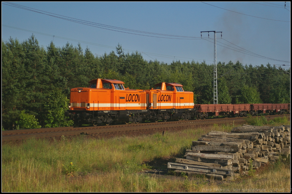 LOCON 205 (212 263) und LOCON 207 (212 358) mit Niederbordwagen am 06.07.2013 in der Berliner Wuhlheide