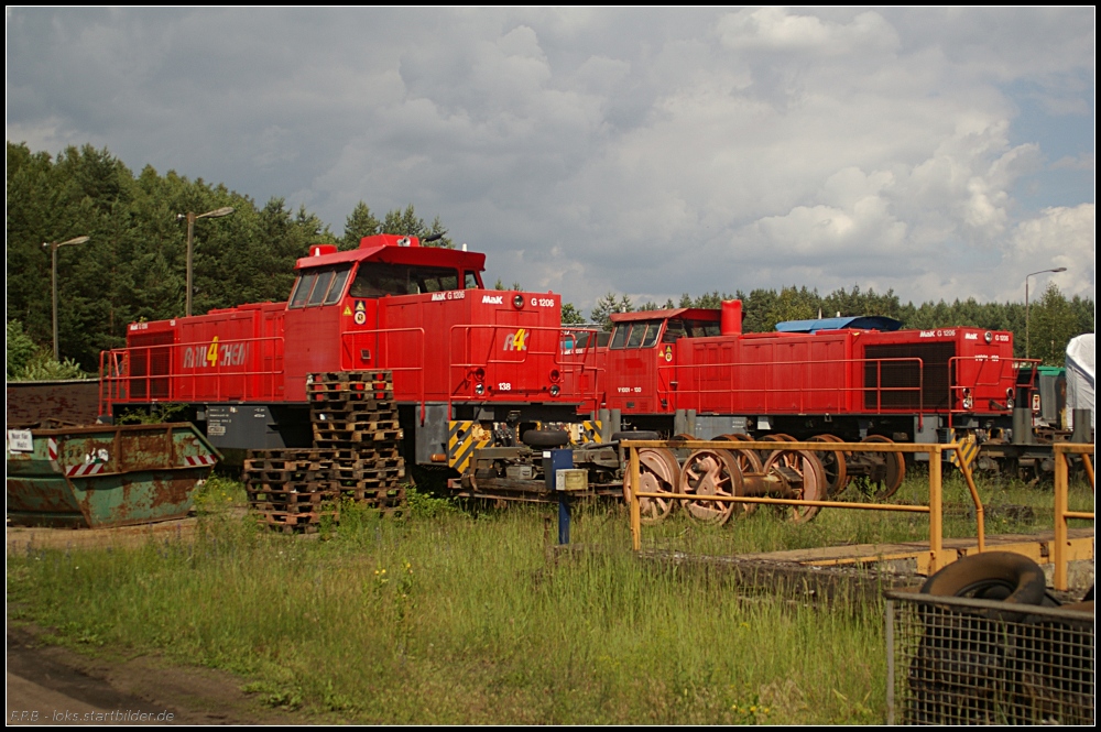 Lok 138 / 275 119 mit R4C-Logos war bis 01/2010 bei der Bayerischen Cargo Bahn im Einsatz und steht vor der Schiebebühne des Bahnwerks Neustrelitz auf Böcken. Die Drehgestelle wurden ausgebaut. Im Hintergrund ist die 1001-130, die bei der TWE Bahnbestriebs GmbH im Einsatz war, zu erkennen. Entdeckt beim Tag der offenen Tür am 17.06.2011