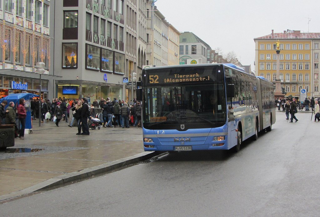 MAN Lion´s City der Mnchner Verkehrsgesellschaft (MVG) am 4.1.2013 als Linie 52 von Marienplatz nach Tiergarten/Alemannenstr. kurz nach der Abfahrt am Marienplatz. Die nchste Haltestelle: Viktualienmarkt