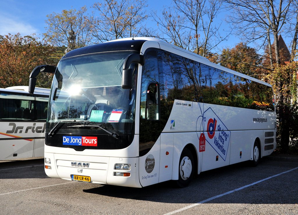 MAN LIONs COACH von De Jong Tours aus den NL am 17. Oktober 2012 in Krems gesehen.